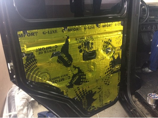 Шумоизоляция пола, арок и щитка моторного отсека